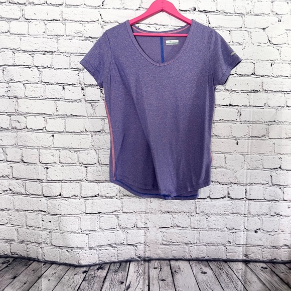 Columbia Tops - COLUMBIA. Short T-shirt. Size L
